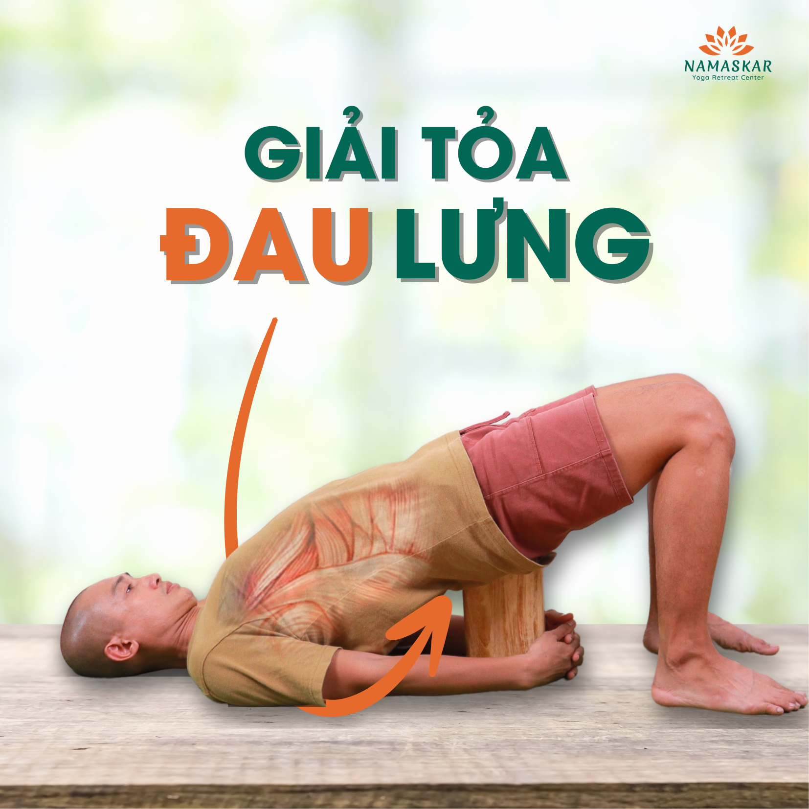 Huấn luyện viên Namaskar thực hiện tư thế yoga giải tỏa đau lưng trên thảm gỗ với kỹ thuật kéo giãn cột sống thích ứng tại TP.HCM