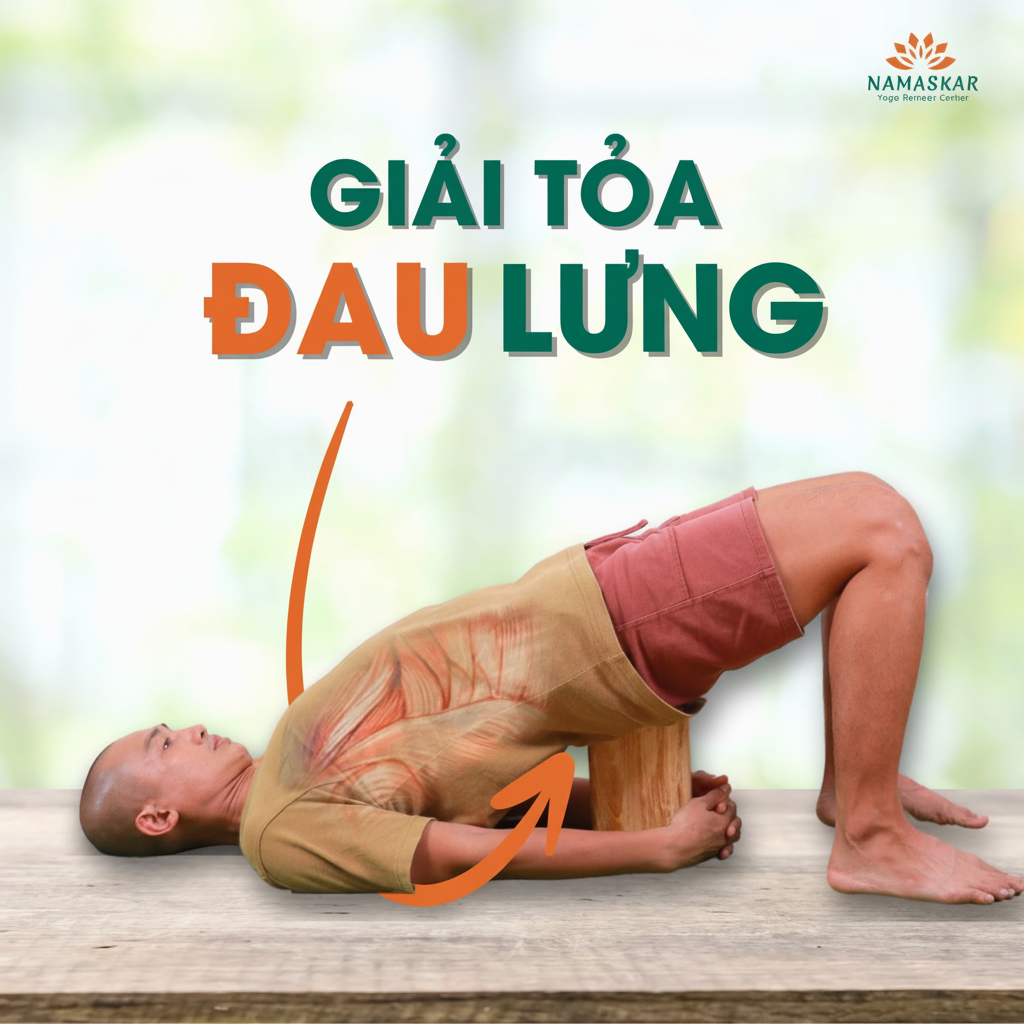 Huấn luyện viên Namaskar thực hiện tư thế yoga giải tỏa đau lưng trên thảm gỗ với kỹ thuật kéo giãn cột sống thích ứng tại TP.HCM